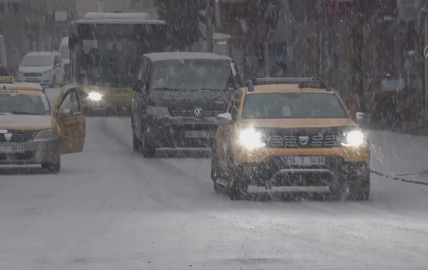 Li parêzgehên Serhedê piştî barîna berfê welatî rûbirûyî zehmetiyan dibin