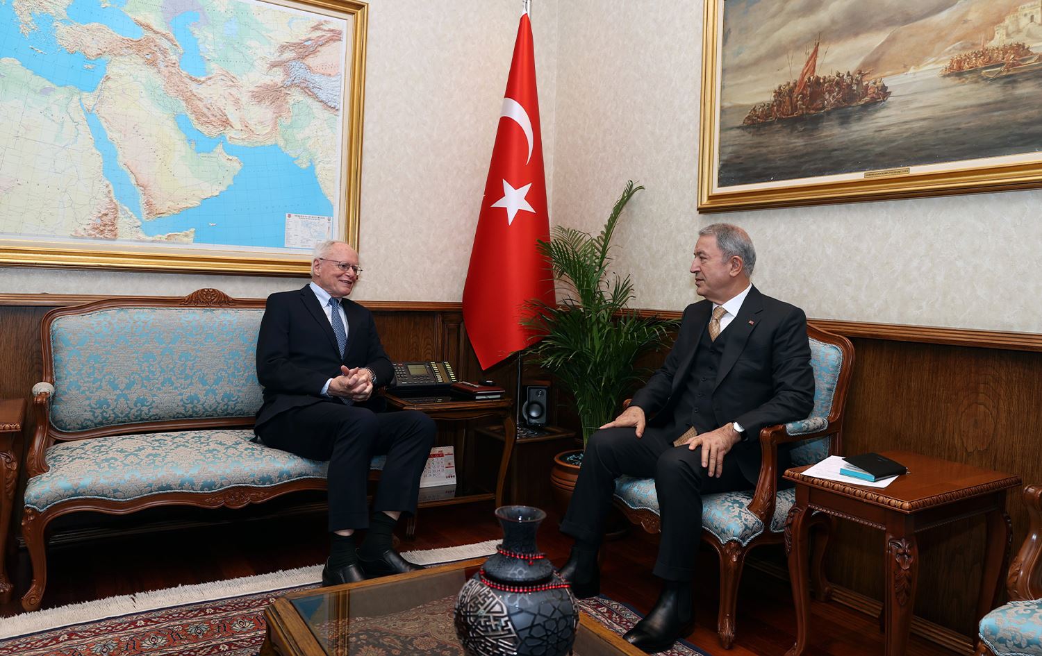 Hulusî Akar û James Jeffrey civiyan