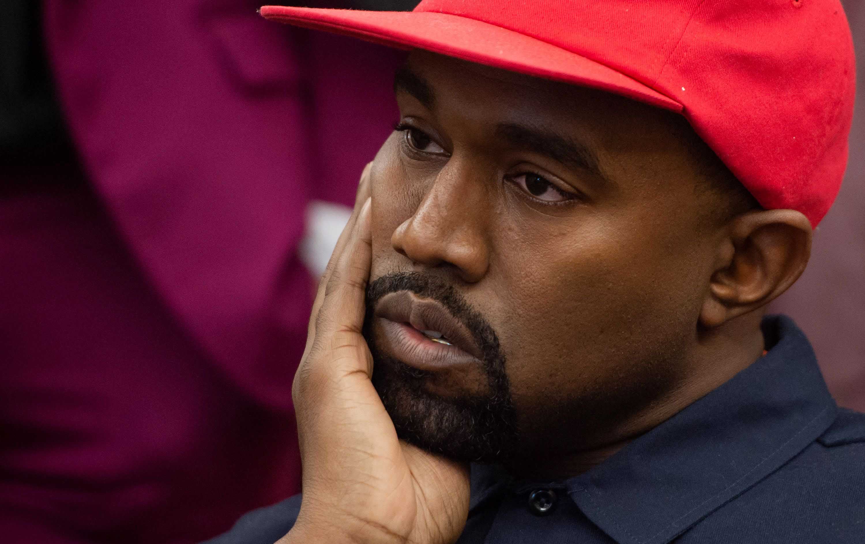 ئیلۆن مەسک بەتۆمەتی "وروژاندنی تووندوتیژی" هەژماری کانیا وێست لە تویتەر دادەخات