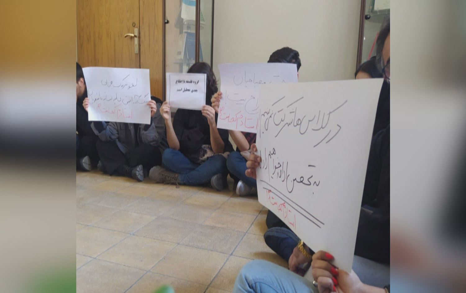 بەهۆی پشتگیری لە خۆپێشاندانەکانی رۆژهەڵاتی کوردستان و ئێران ژمارەیەک مامۆستای زانکۆ دووردەخرێنەوە