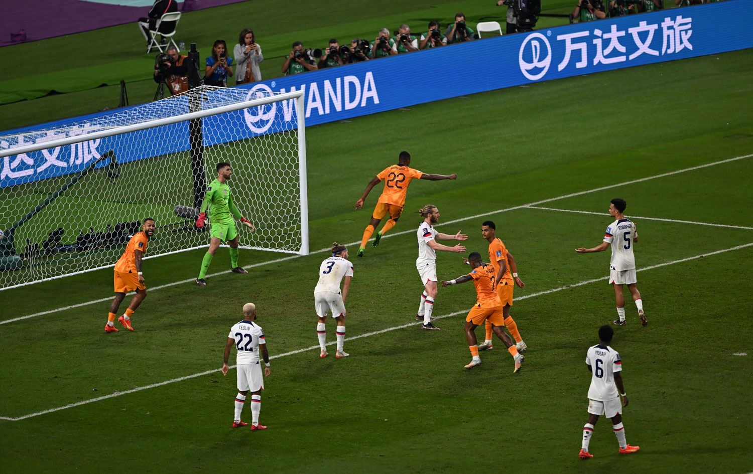 Dünya Kupası'nda ilk çeyrek finalist Hollanda