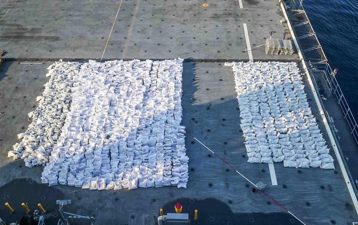 لە دەریای عومان، ئەمریکا دەستی بەسەر 50 تۆن چەکی قاچاخدا دەگرێت