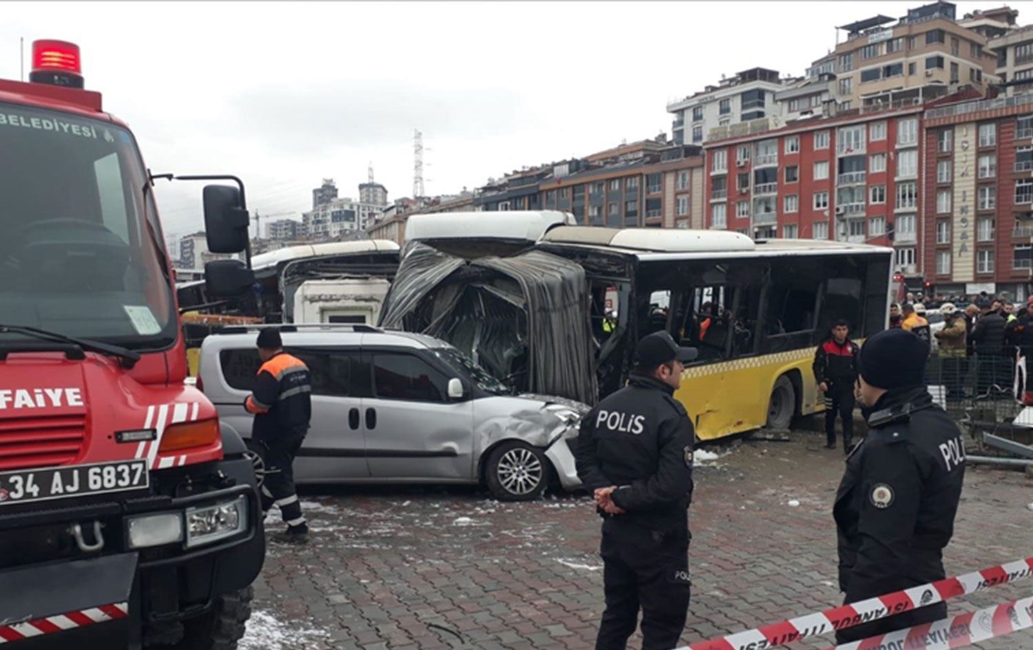 İstanbul'da İETT otobüsü ile tramvay çarpıştı: Yaralılar var