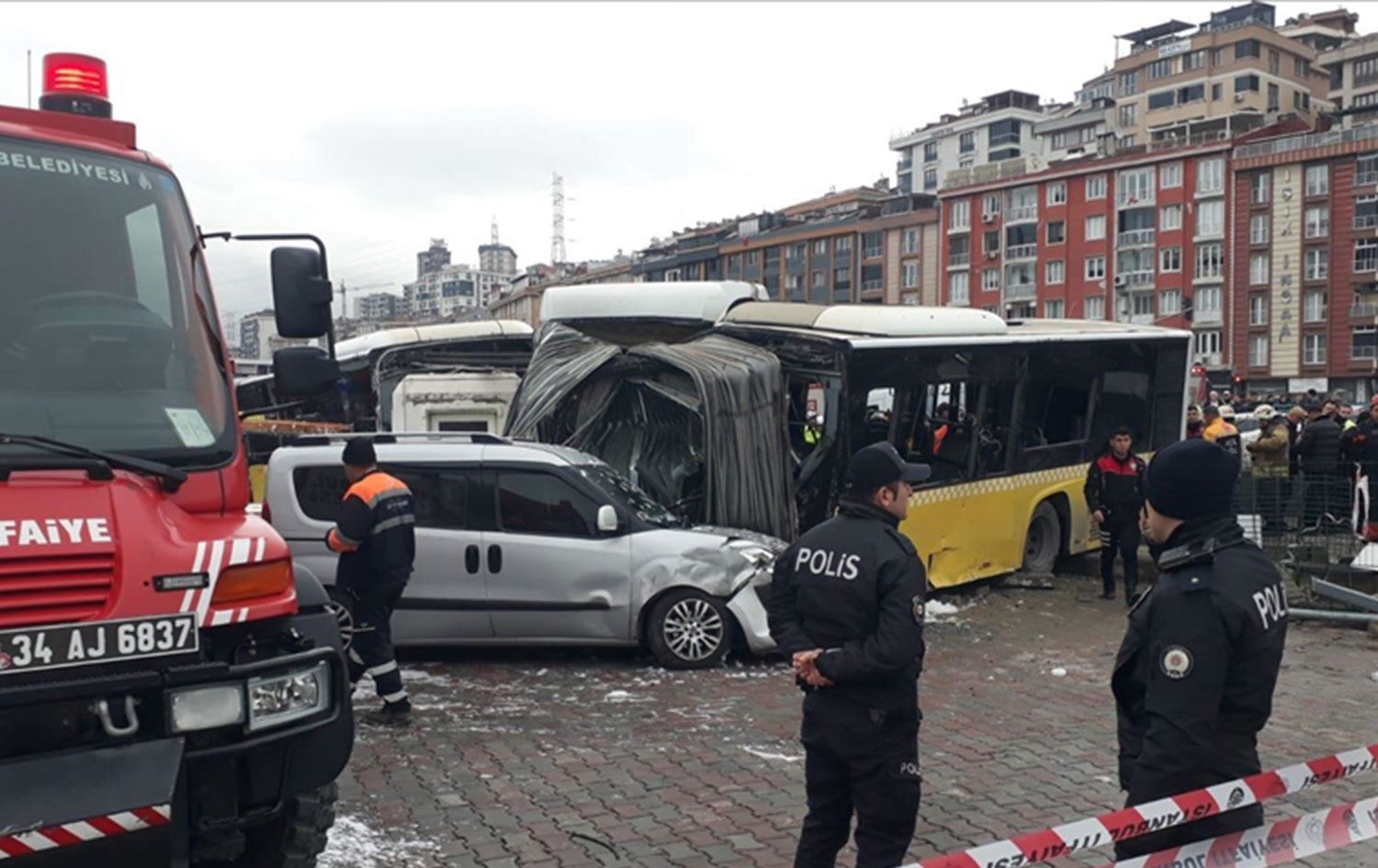 Li Stenbolê tramvay û otobus li hev qelibîn: 11 kes birîndar bûn