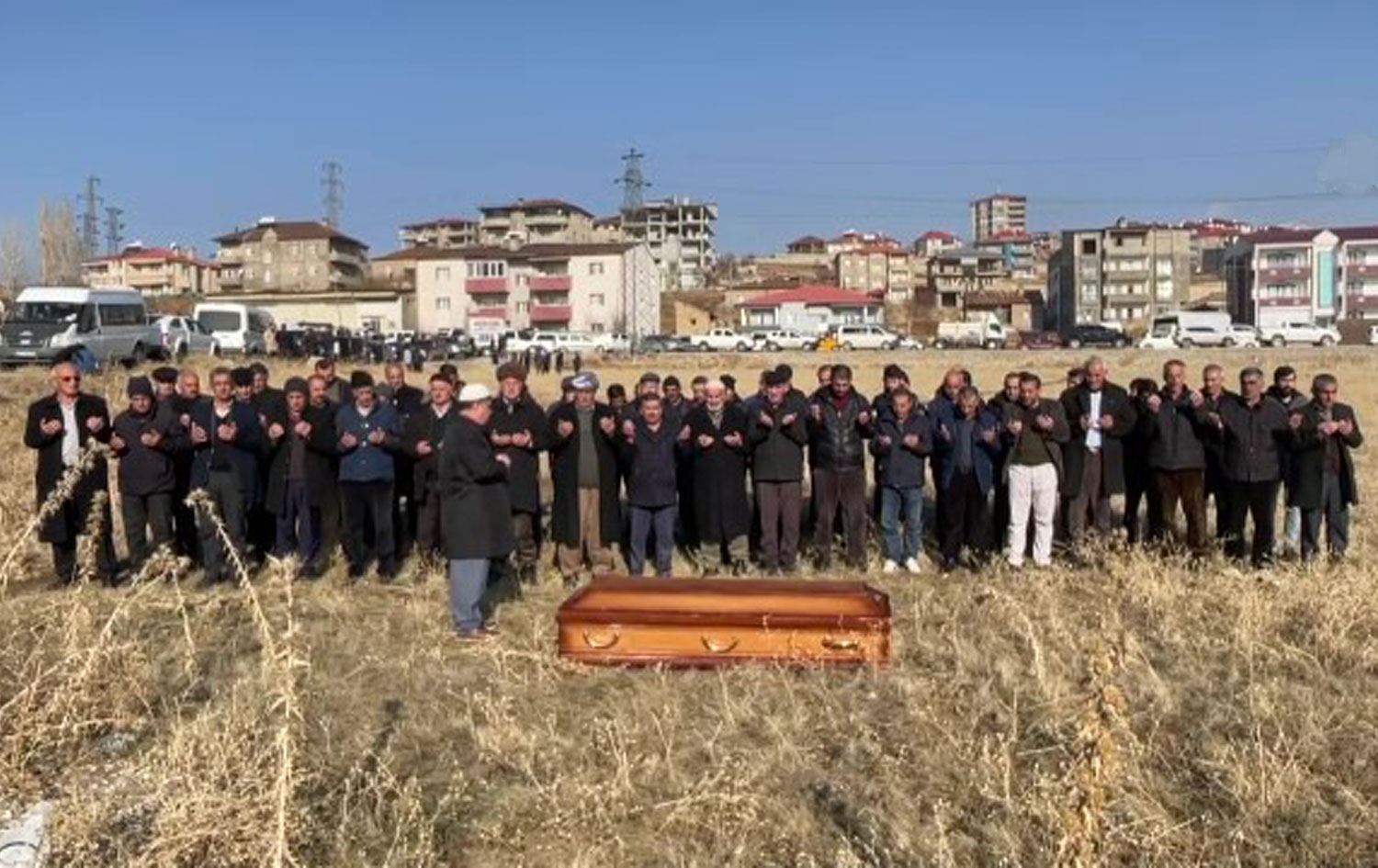 Hakkari'de silahla vurulmuş halde bulunan 3 kişinin cenazesi toprağa verildi