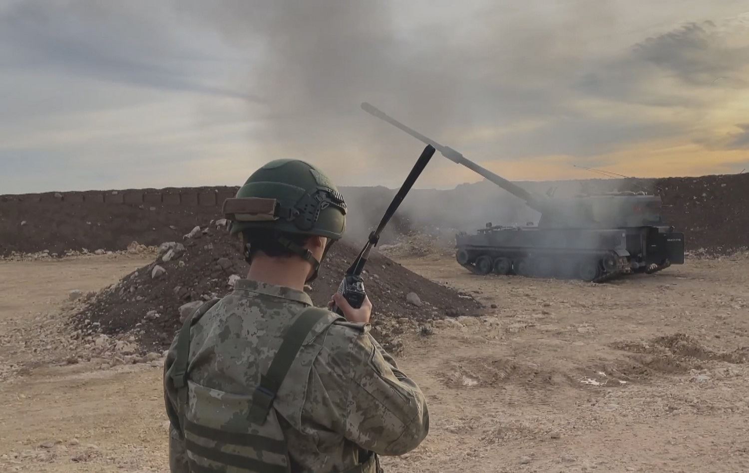Artêşa Tirkiyê gundên Kobanî topbaran dike