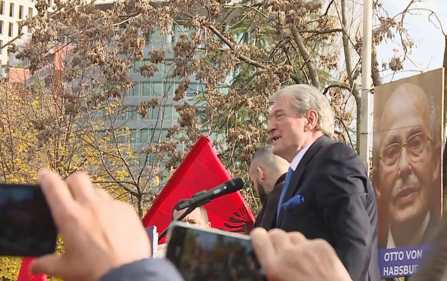 لەنێو خۆپێشاندەرانی ئەلبانیا هێرش دەکرێتەسەر سەرۆکی ئۆپۆزیسیۆنی وڵاتەکە