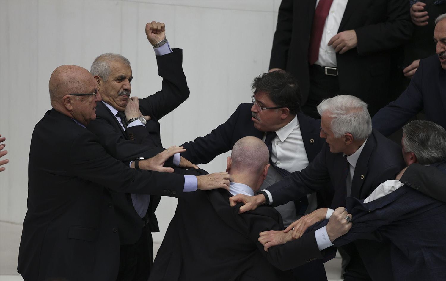 لەنێو پەرلەمانی تورکیا شەڕەبۆکس دروستبوو