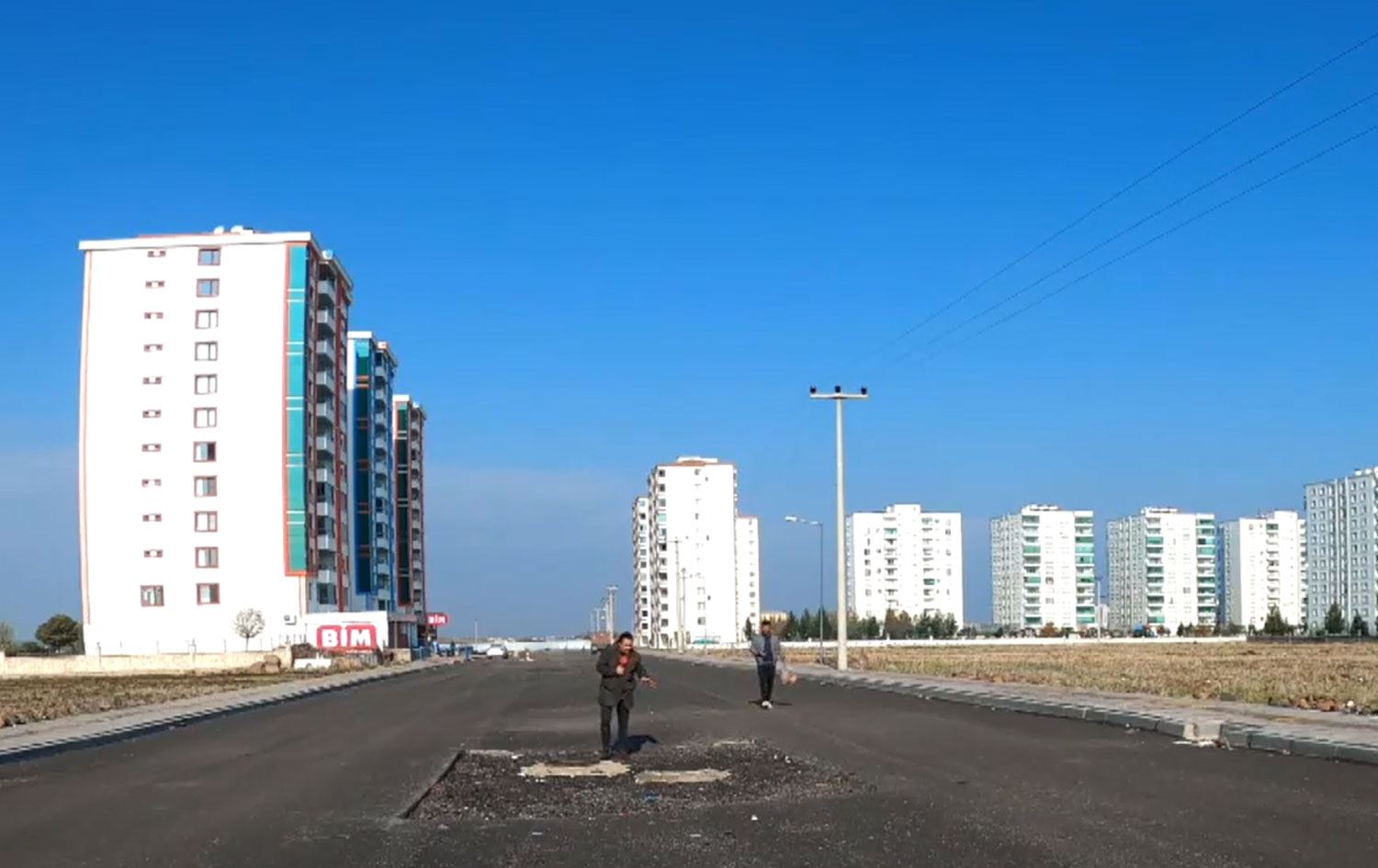 DİYARBAKIR- Asfalt kaplandıktan 15 gün sonra çöken yol 1 yıldır yapılmıyor
