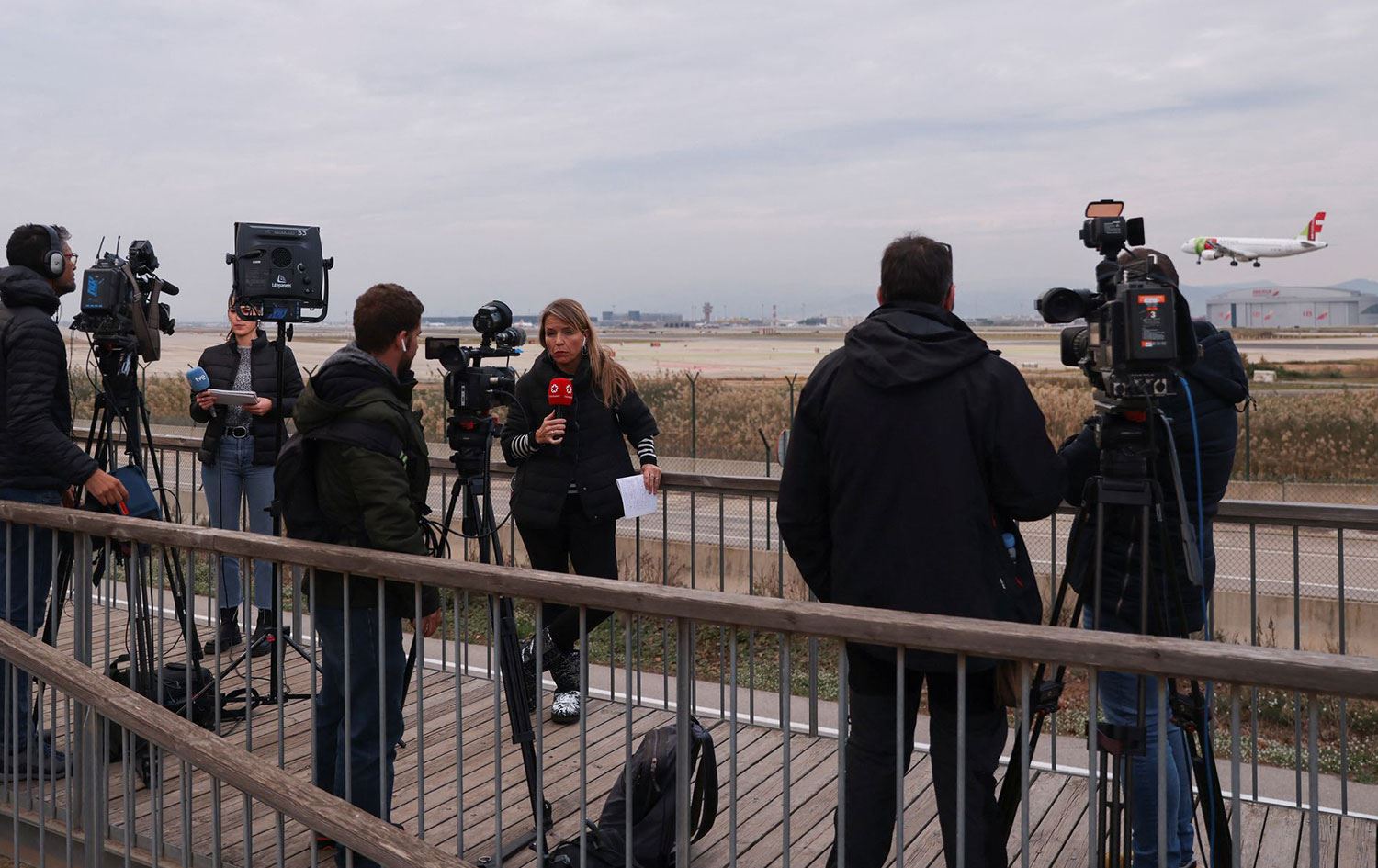 Göçmenler uçağa acil iniş yaptırıp firar etti