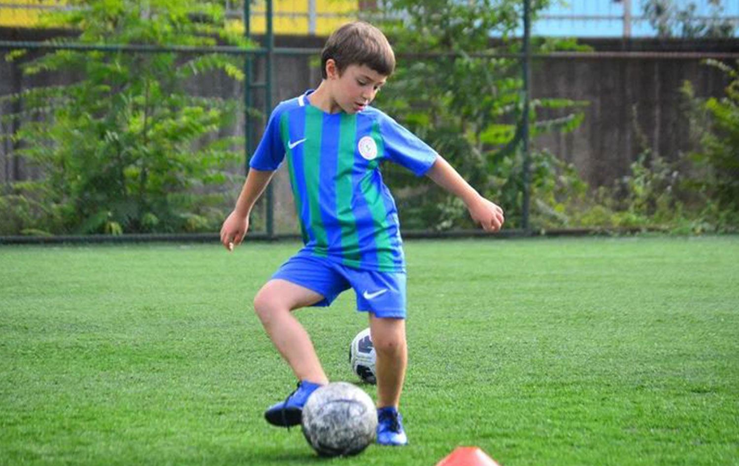 Üzerine kale direği devrilen çocuk futbolcu yaşamını yitirdi