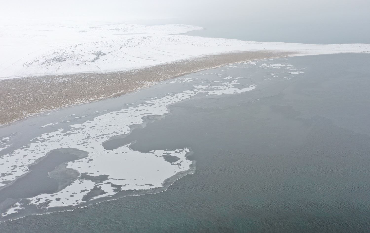 Rûyê Gola Çildarê qeşa girt