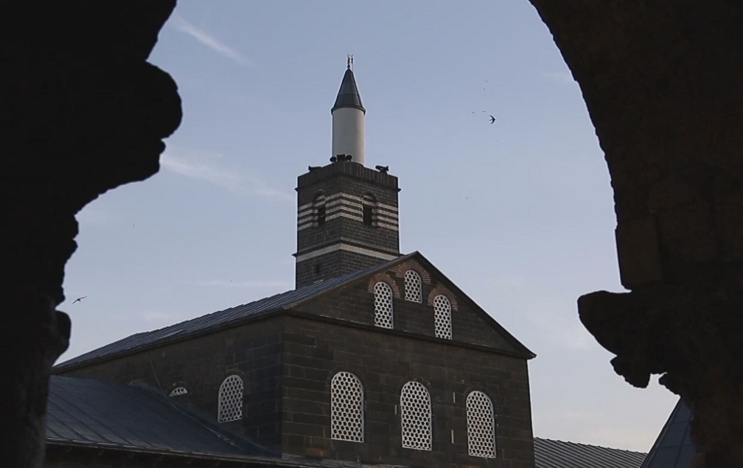 Li Amedê elektrîka bi dehan mizgeftan hat qutkirin