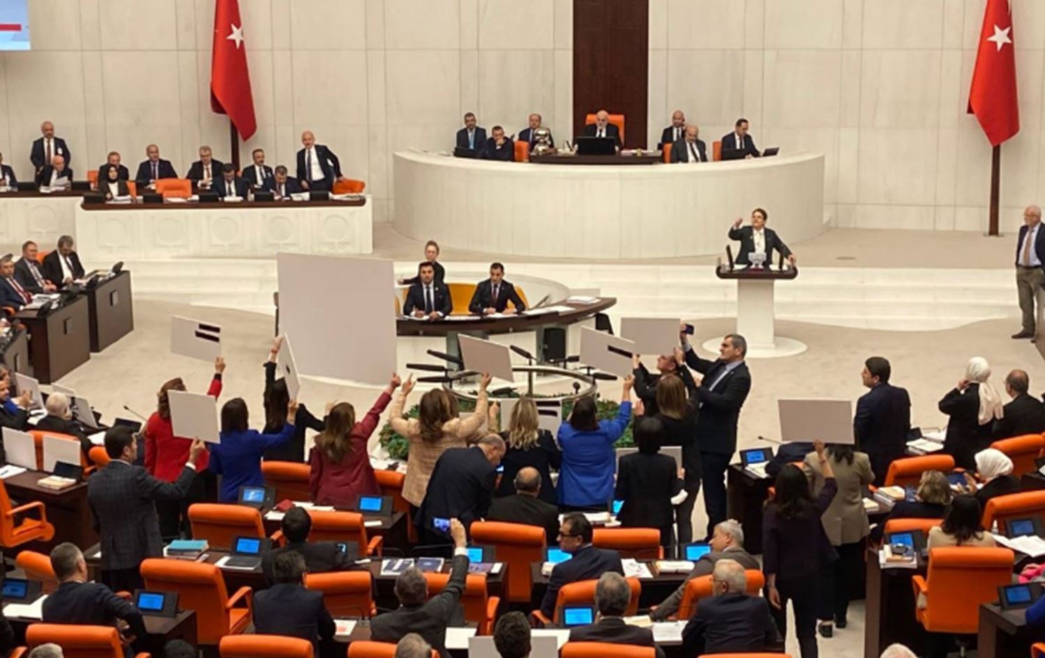 Meclis'te '6 yaşındaki gelin' olayına ilişkin açıklama yapan Yanık protesto edildi