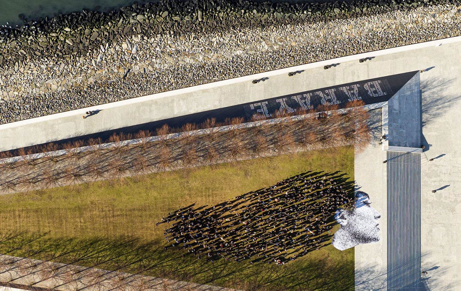 Yüzlerce kişi, New York'ta İran'ı protesto etmek için sanatsal portre yarattı
