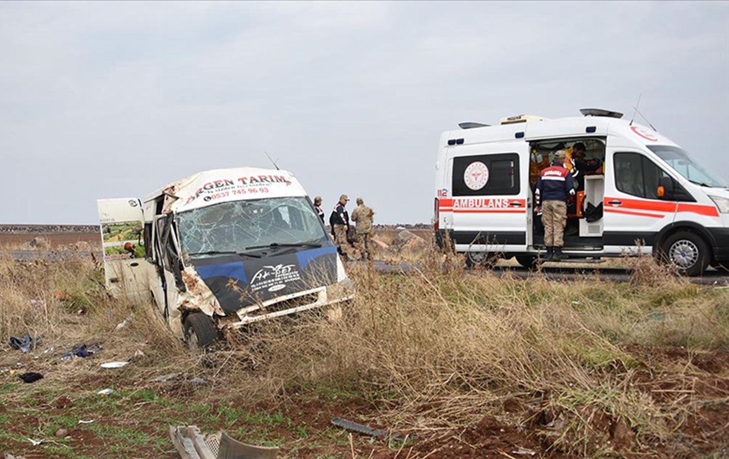 Urfa'da tarım işçilerini taşıyan minibüs devrildi: 23 yaralı