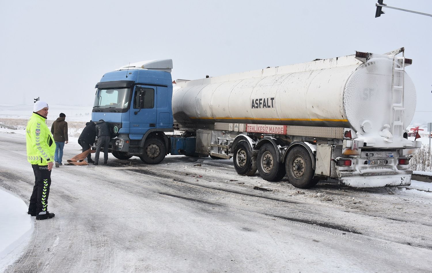Li Erdexanê ji ber berf û qeşayê barhilgir di rê de asê man