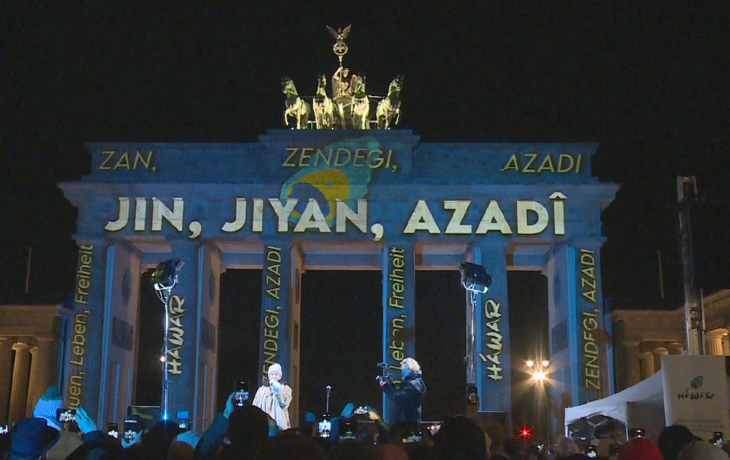 دروشمی 'ژن، ژیان، ئازادی' لە دەروازەی براندنبێرگی بەرلین دەنووسرێت