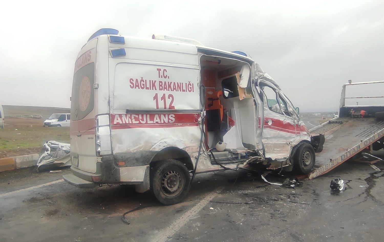 Amed - Ambulans û barhilgirê li hev dan: Nexweş mir û karmendên tendirustiyê birîndar bûn