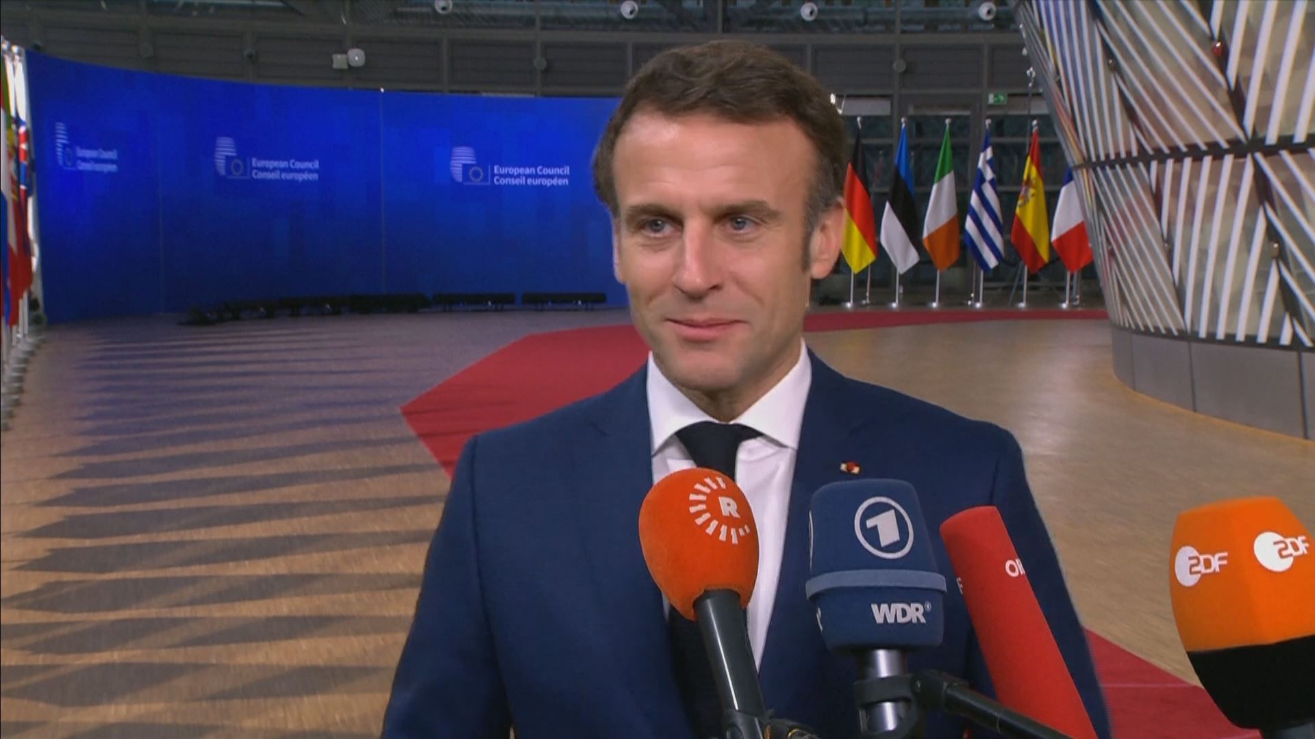 ئیمانوێل ماکرۆن لەبەردەم مایکی رووداودا: مێسییەکەی پاریسم خۆشدەوێت