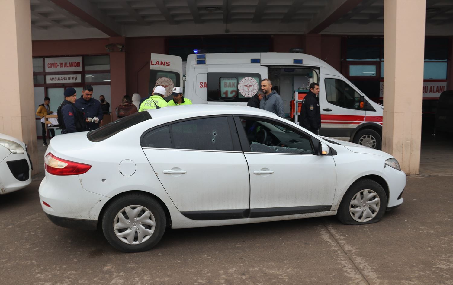 Diyarbakır'da kırmızı ışıkta bekleyen araca silahlı saldırı