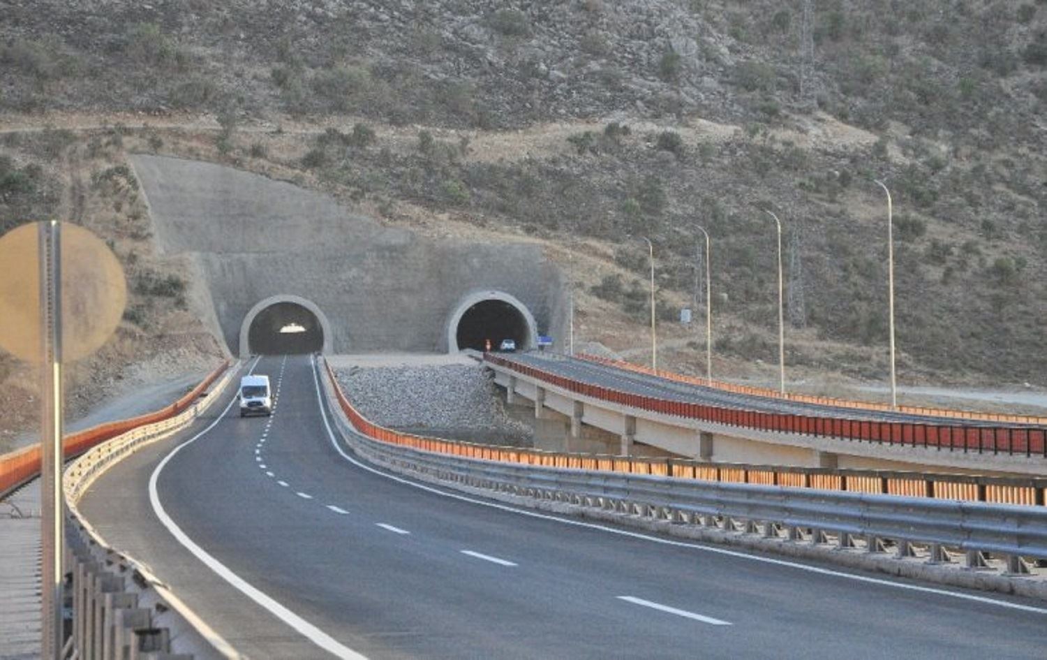 Li Şirnexê barhilgirek û otomobîlekê li keriya pez dan: 28 mih mirar bûn