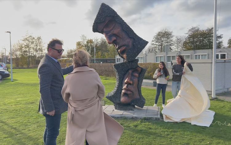 لە هۆڵەندا پەردە لەسەر پەیکەرێکی زیرەک میرە لادرا