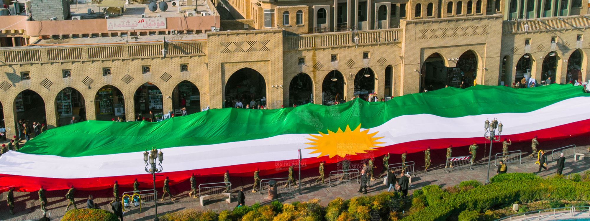 WÊNE - Di Roja Alaya Kurdistanê de Pêşmergeyan alayeke mezin birin ser Keleha Hewlêrê