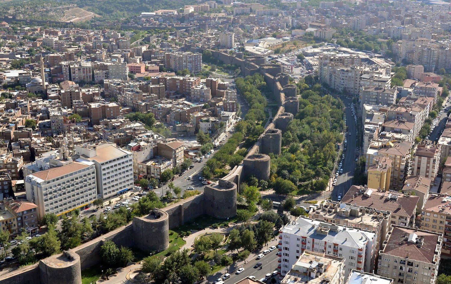 لە ئامەد بەهۆی هەڵکردنی ئاڵای کوردستان دوو کەس دەستگیر دەکرێن