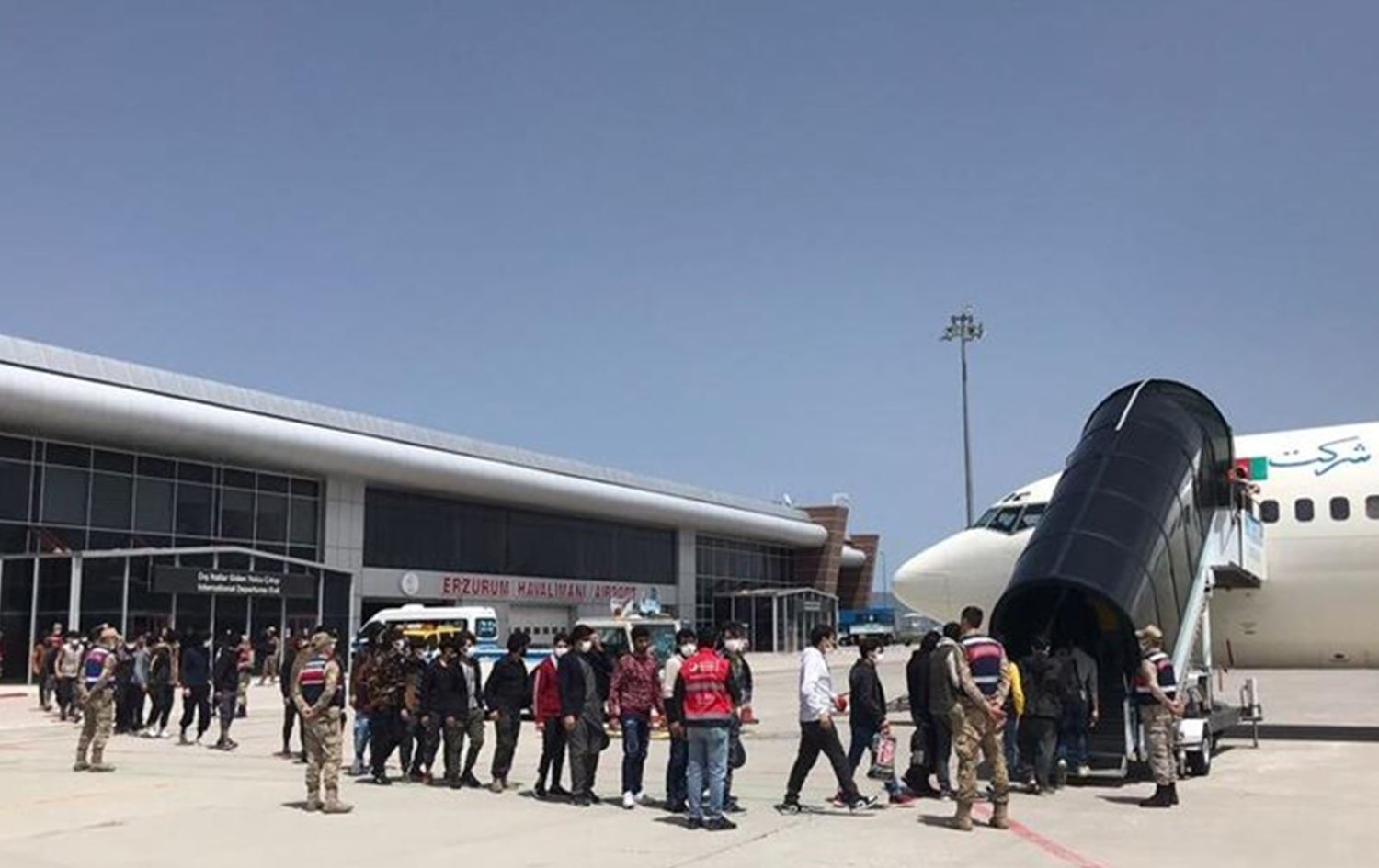 Tirkiye: Di hefteyekê de 3 hezar û 222 koçber hatine dersînorkirin