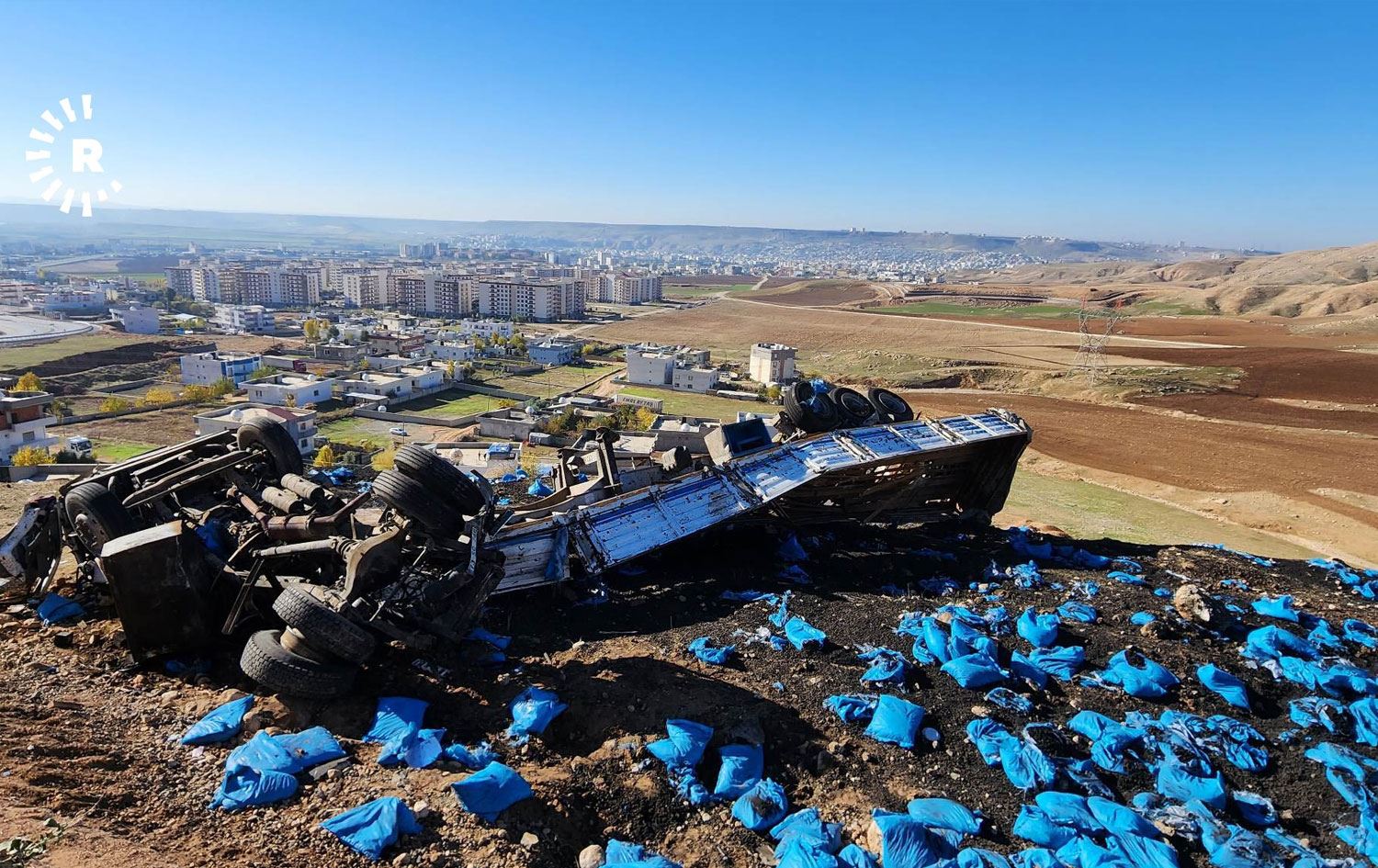 Şırnak'ta kömür yüklü TIR şarampole devrildi: 2 yaralı