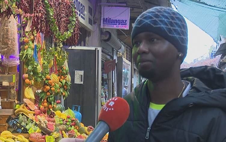 İzmir'deki göçmenler Avrupa'ya gitme hayaliyle yaşıyor