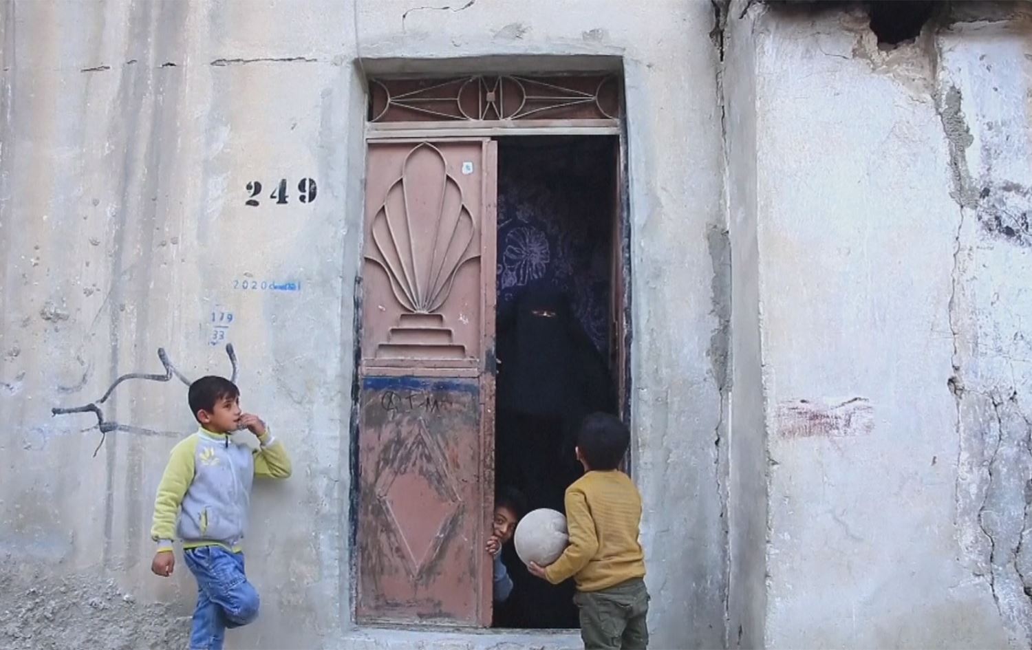 Li Reqayê malbatên DAIŞê yên vegeriyayî hewl didin tevlî civakê bibin