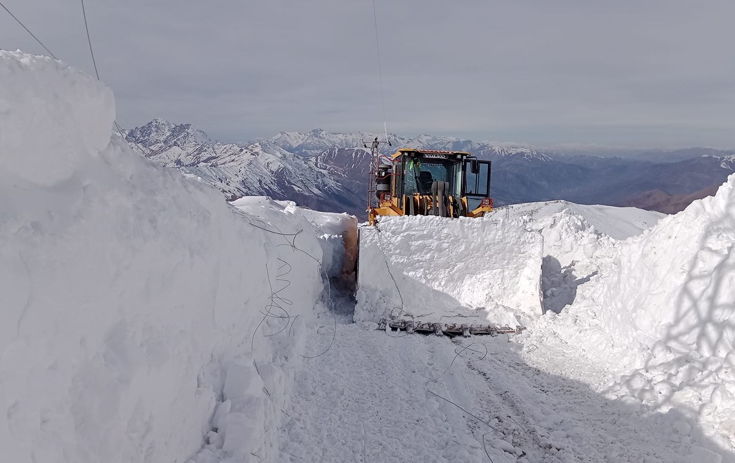 Li gelek parêzgehên Bakurê Kurdistanê barîna berfê berdewam e