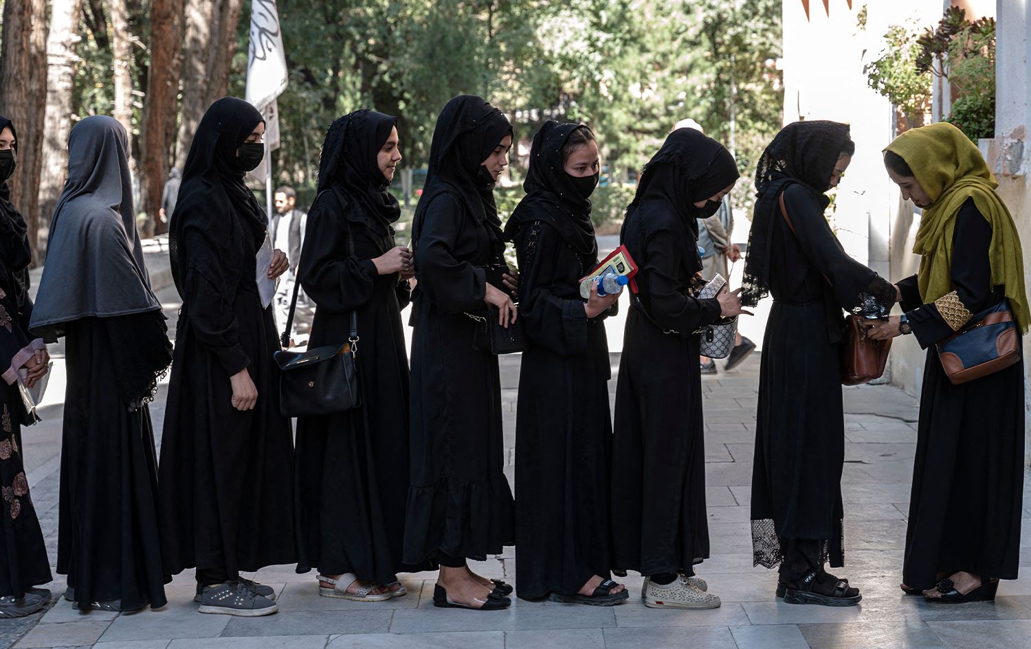 Talibanê çûna zanîngehan ji jinan re qedexe kir