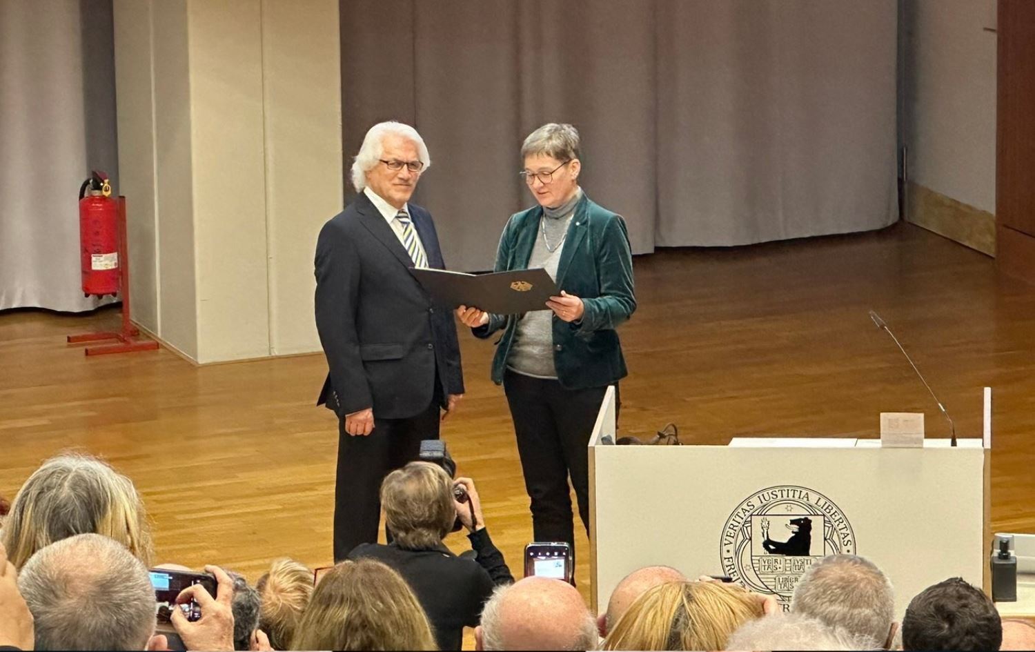 Ünlü Kürt akademisyen Almanya Cumhuriyet Liyakat Nişanı aldı