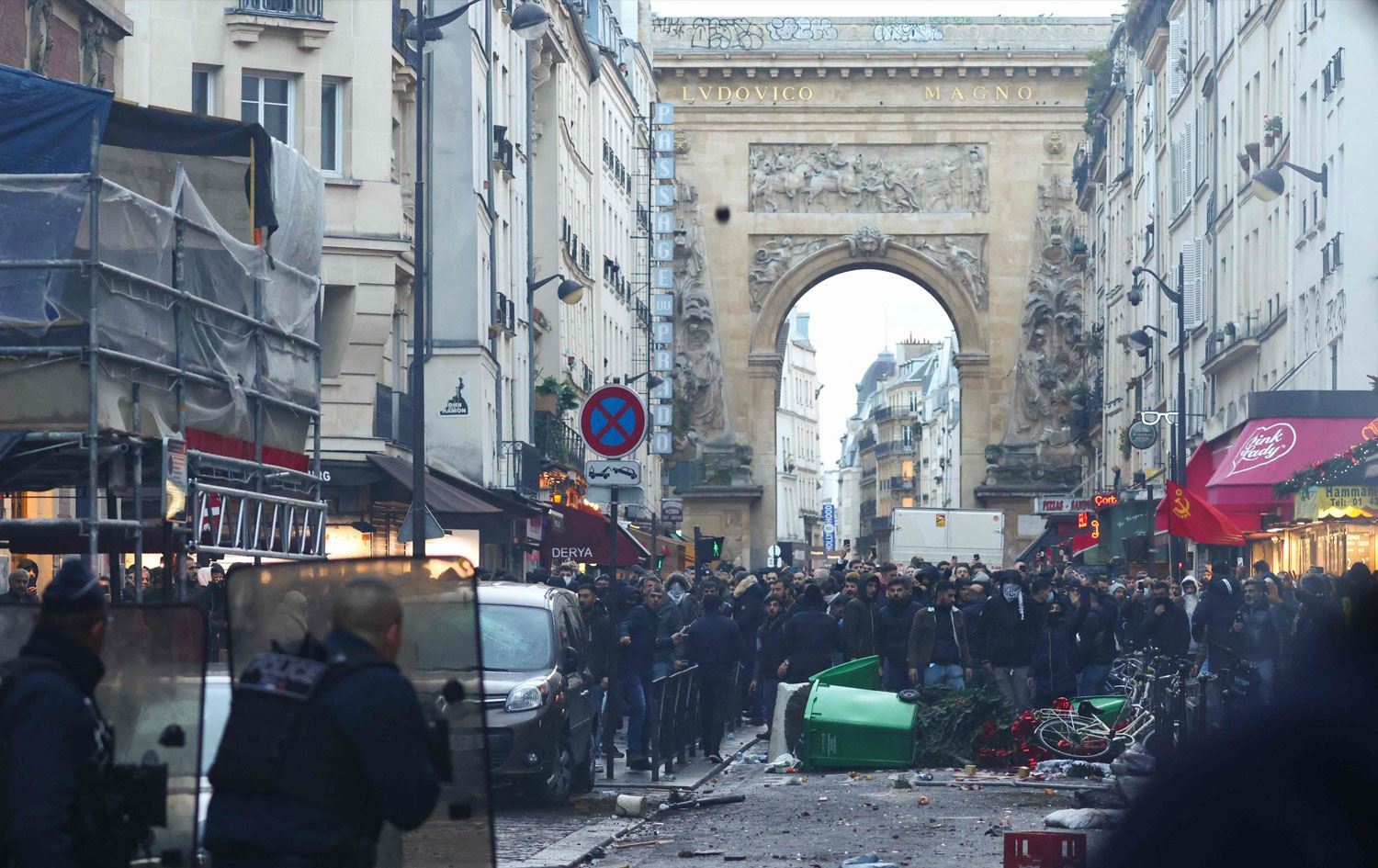 Li Parîsê di navbera xwepêşanderan û polîsan de alozî derketin!