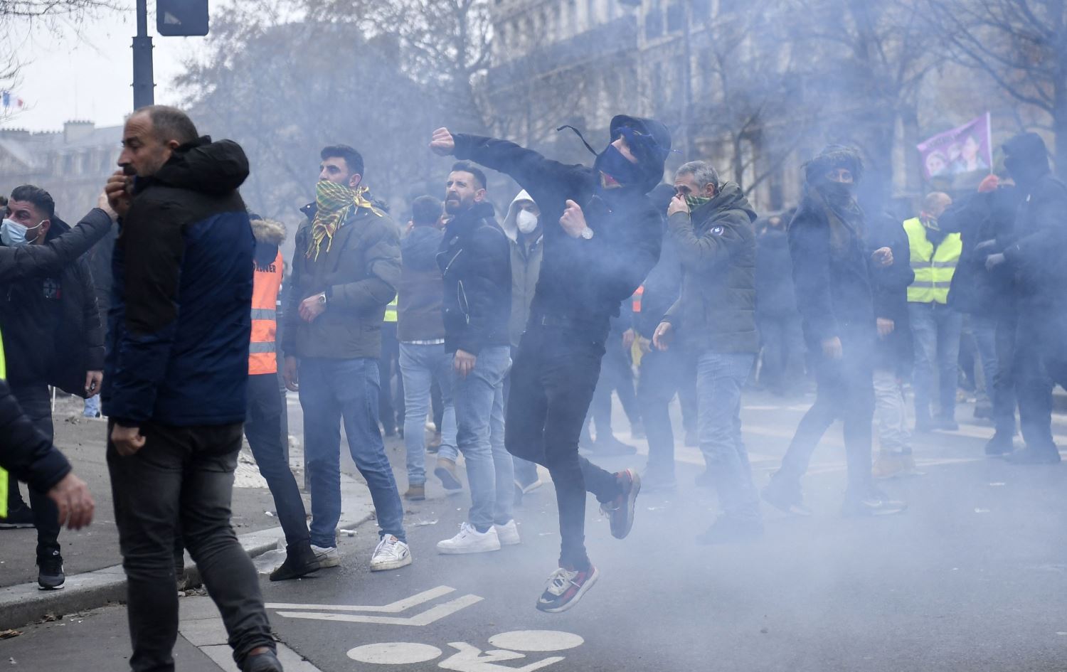 Di xwepêşandanên li Parîsê de alozî derketin