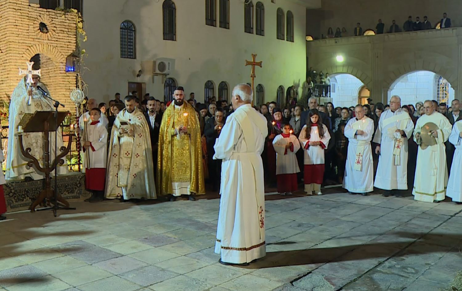 کریستیانەکانی حەمدانییە بە رازاندنەوەی کەنیسە و ماڵەکانیان پێشوازی لە جەژنی کریسمس دەکەن
