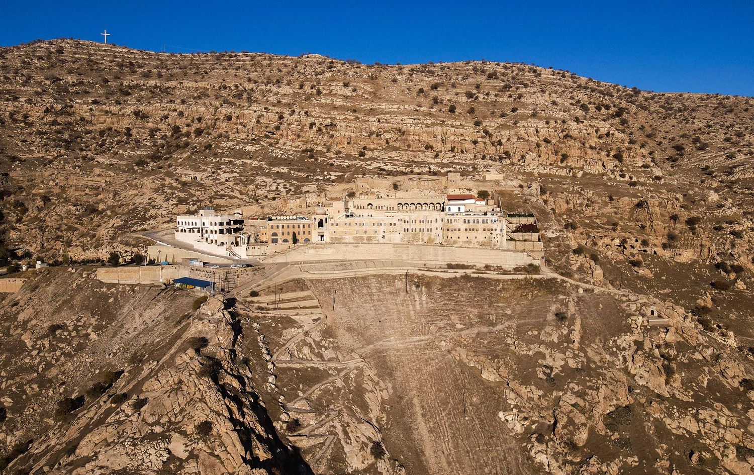 دير "مار متى" أقدم صرح مسيحي في العراق.. اسطورة معمارية بناها الرهبان على ارتفاع 2400 متر