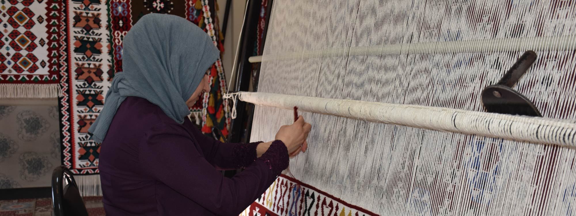 FOTO- Şırnak’ta kadınların dokuduğu halı ve kilimler ihraç ediliyor