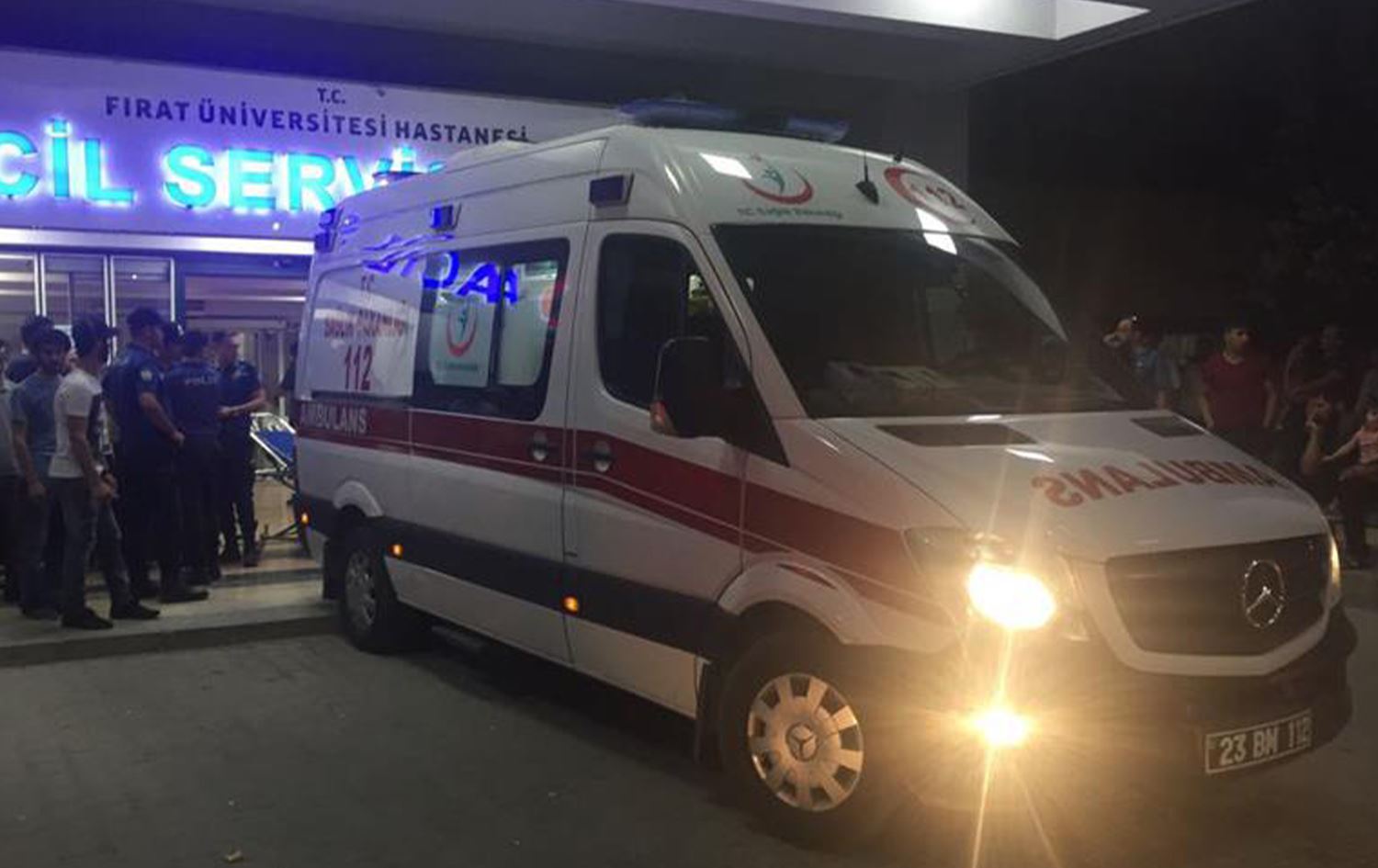 Li Xarpêtê polîsek bi kêrê hat birîndarkirin