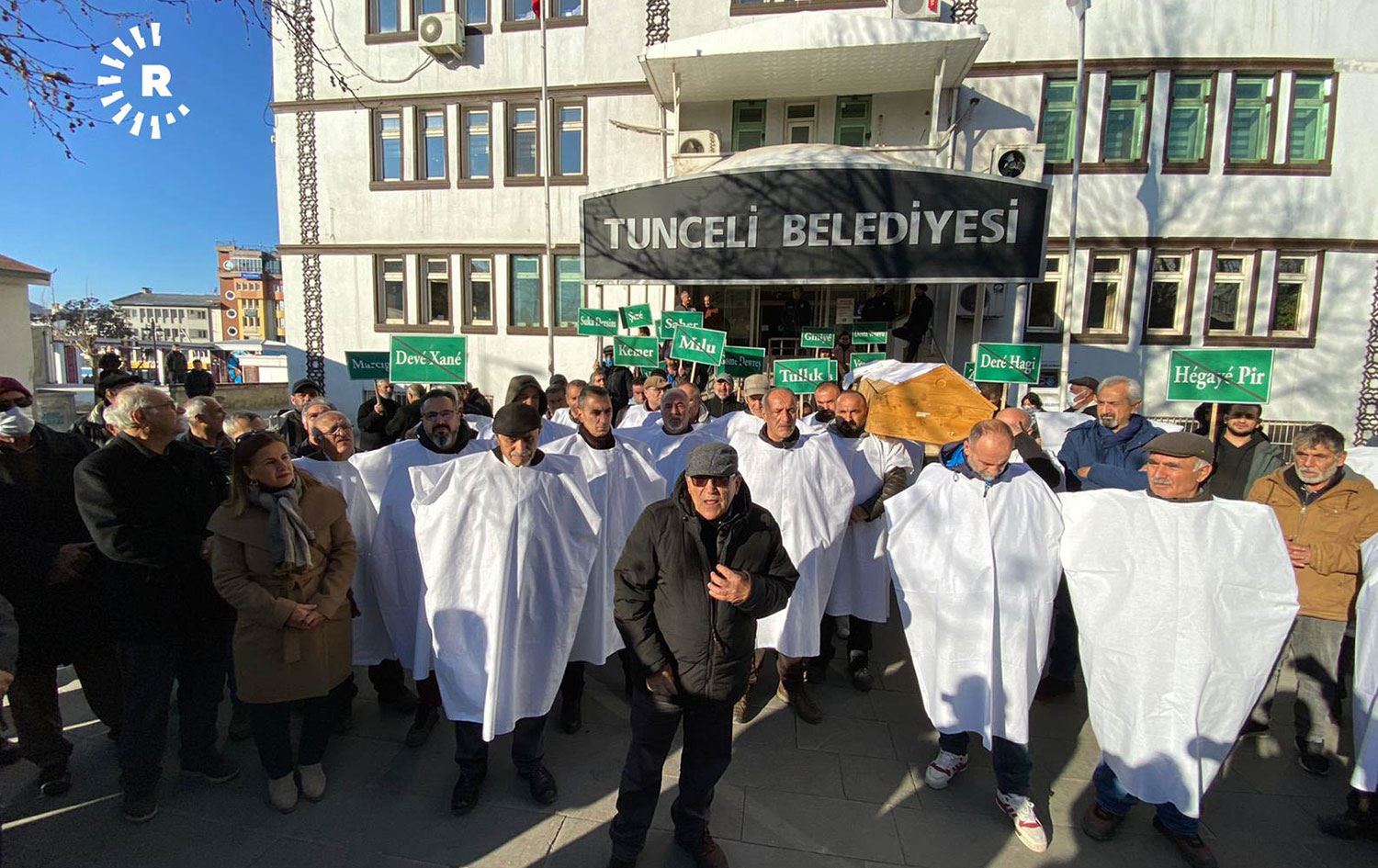 Dersim Belediyesi önünde kefenli, tabutlu protesto