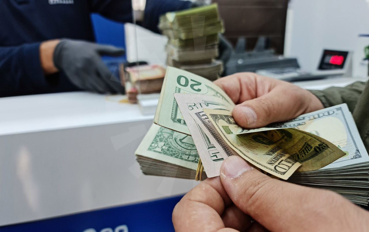 بانکی ناوەندیی عێراق: لە رۆژانی داهاتوودا بەپێی پێویستیی بازاڕ دۆلار دەخەینەڕوو