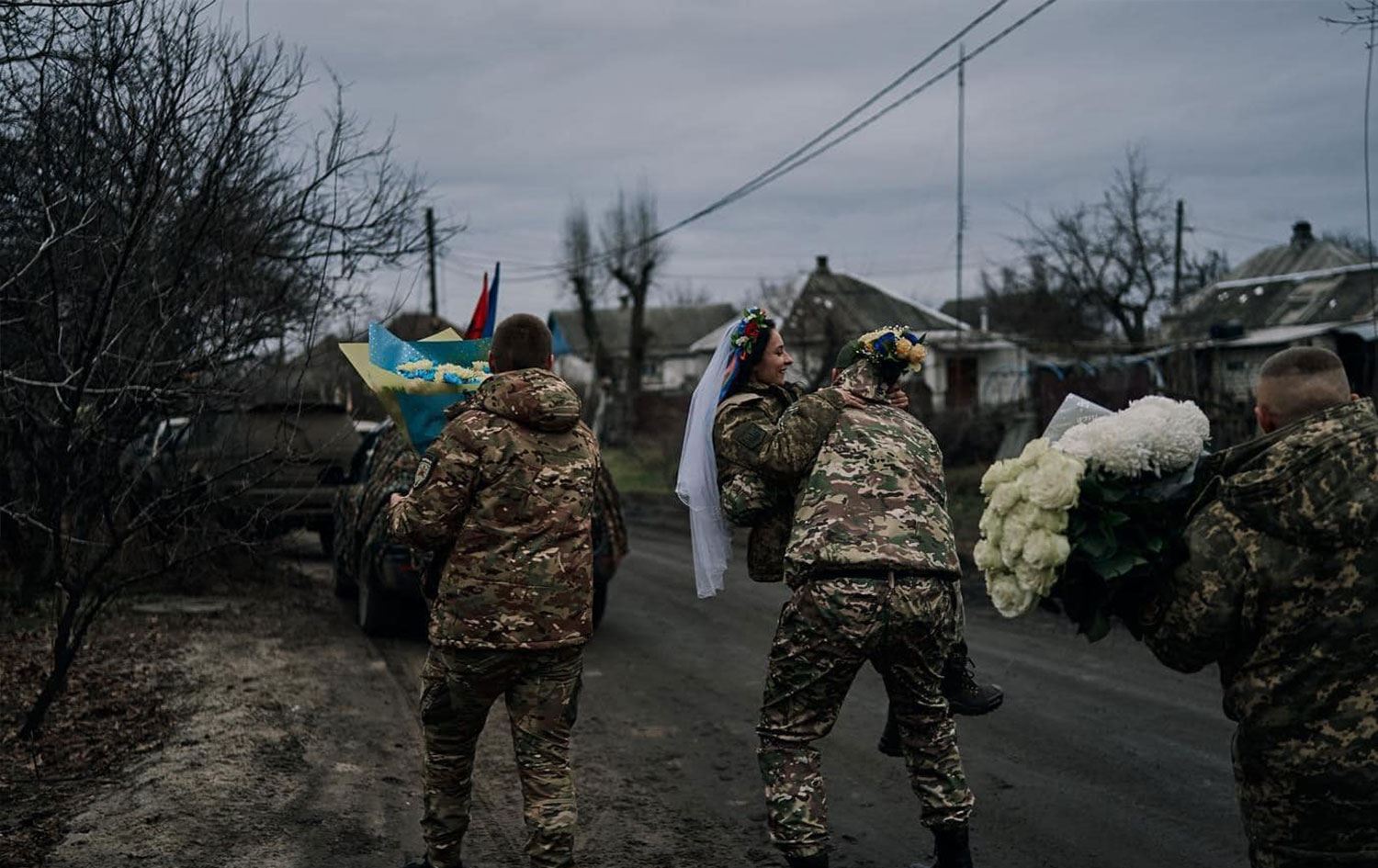 Tacını bırakıp savaşa katılan Ukrayna güzeli cephede evlendi