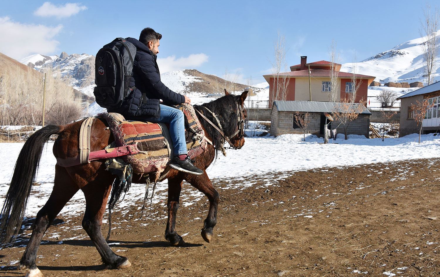 Ücretli öğretmen ders verdiği köye her gün atla gidiyor