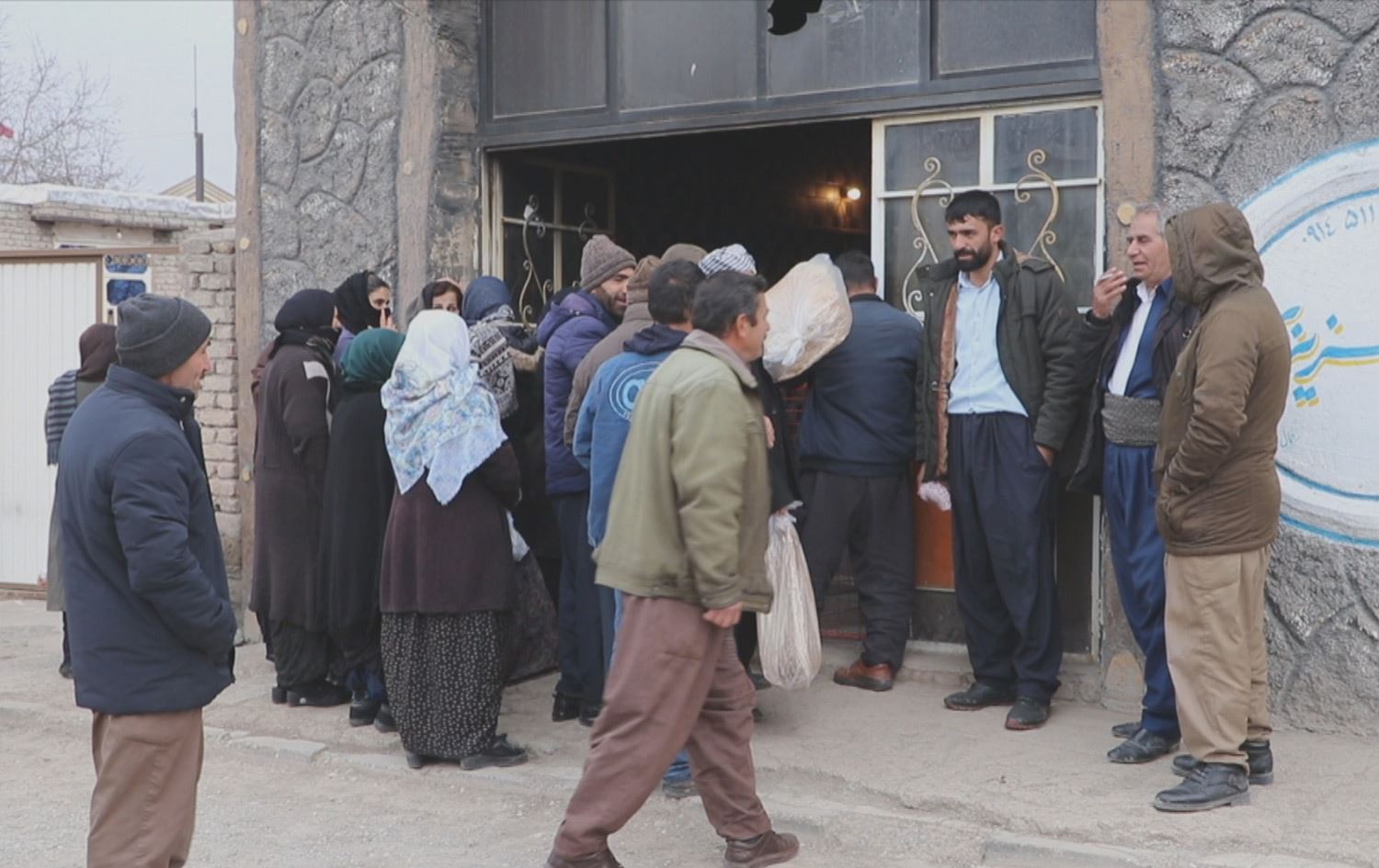 بەشێک لە هاونیشتمانییان لە رۆژهەڵاتی کوردستان چەندین کاژێر نۆرە بۆ وەرگرتنی نان دەگرن