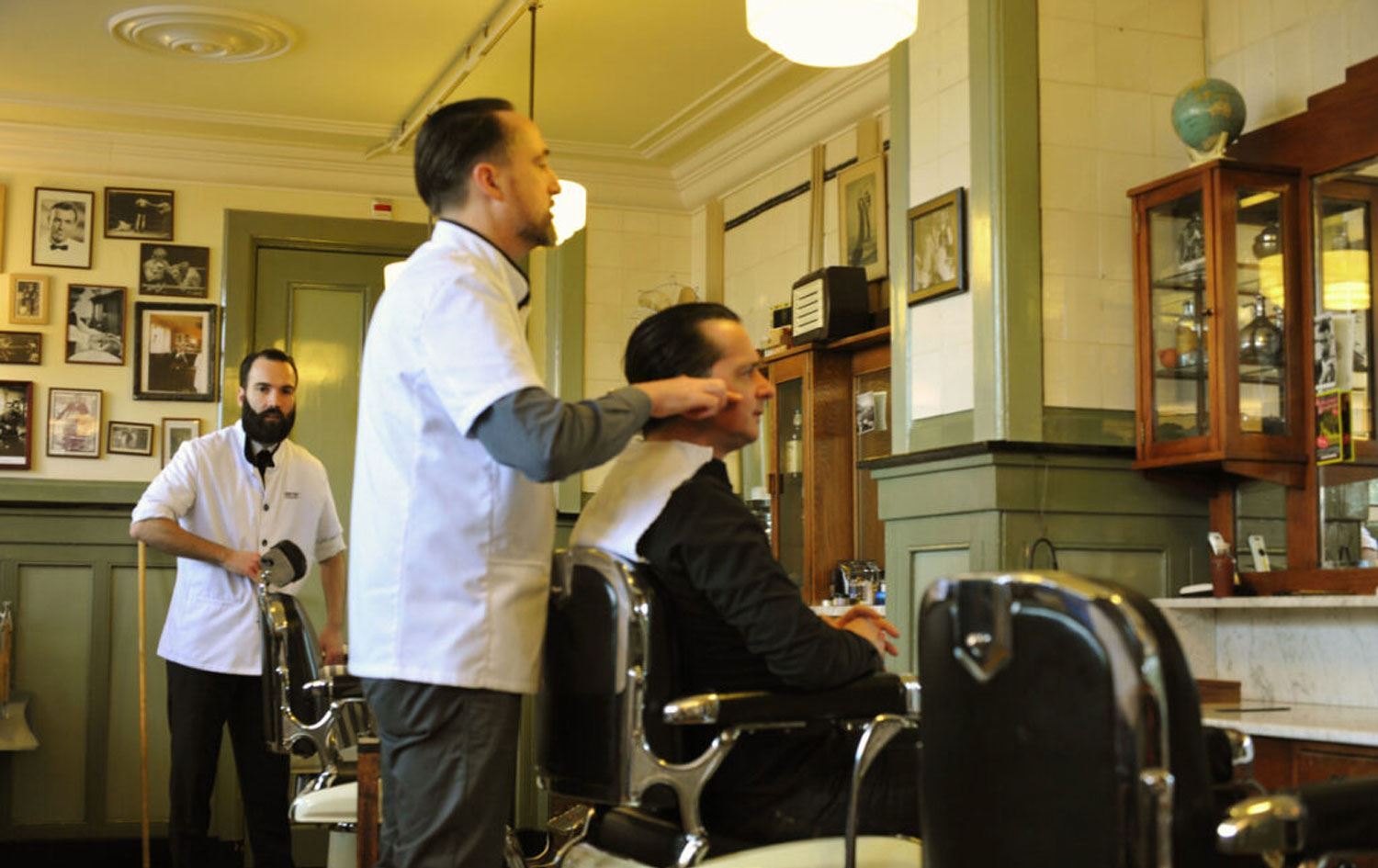 Li Fransayê nijadperestekî Tirk ji ber muzîka Kurdî êrişî kuaforekî Kurd kir