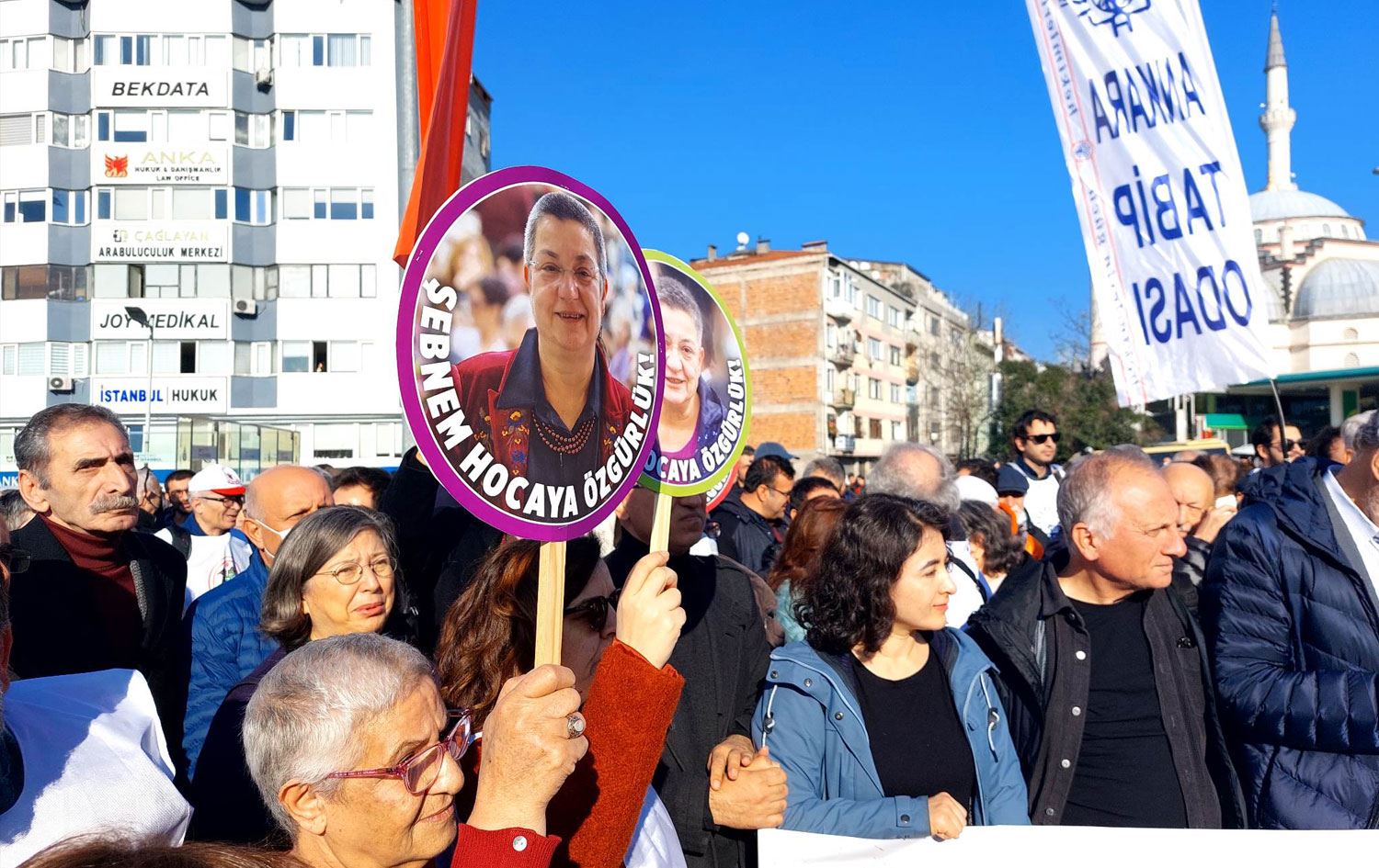 Mahkeme öncesinde TTB Başkanı Fincancı’ya destek eylemi