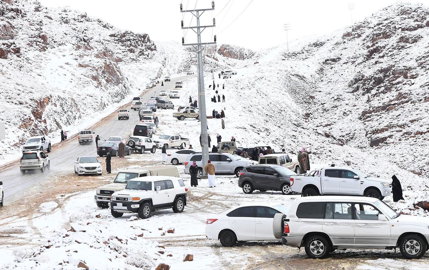 لە کوێت و سعودیە بەفر باری